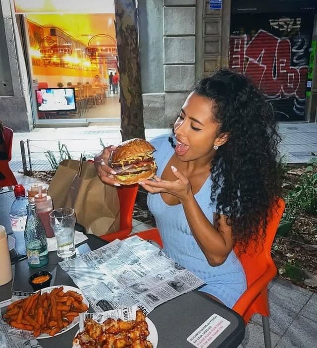 Burger World BCN - Restaurant terrace at night